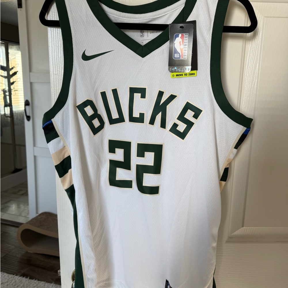 New authentic Nike Middleton #22 Bucks jersey size L (44)